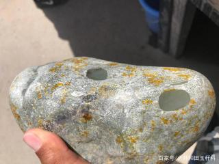 500买的和田玉籽料石包玉,看看开窗后翻了几倍?在线等挺急的!